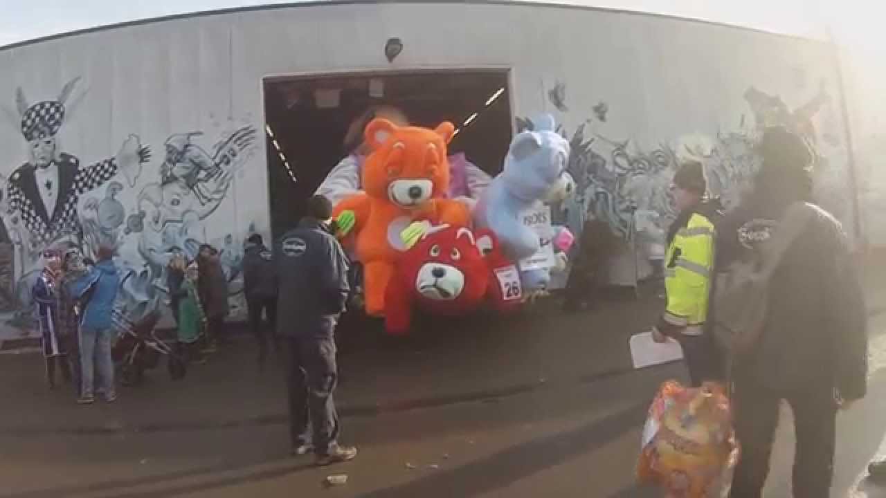AKV Beschomt rijdt uit de carnavalshallen (Aalst Carnaval 2015)