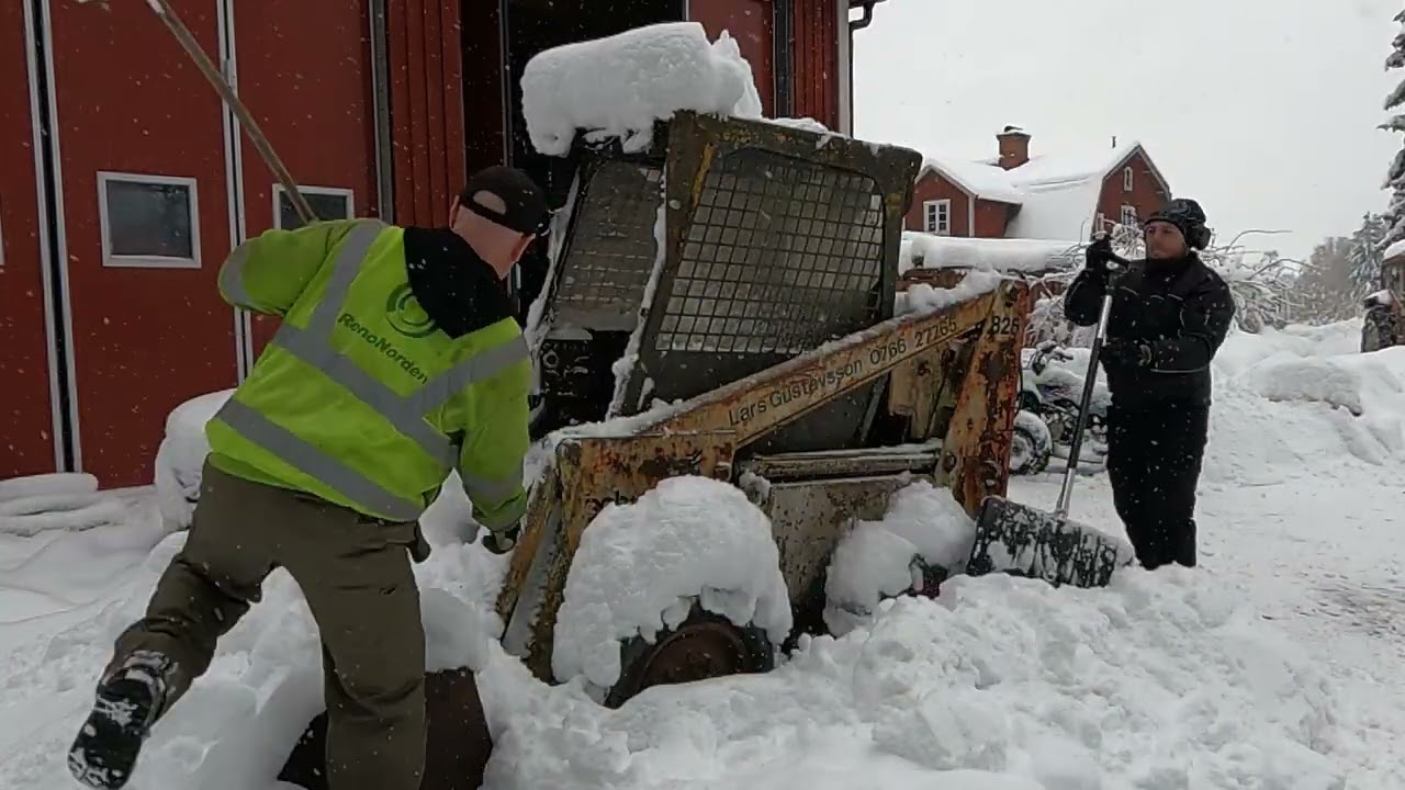 Skottar snö med Bobcat. kall startar jänkaren -OM 606
