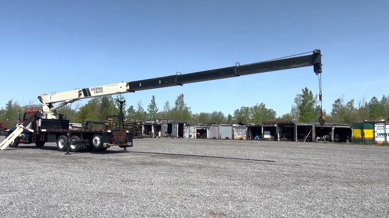 2005 Mack CV713 with National Crane 900A
