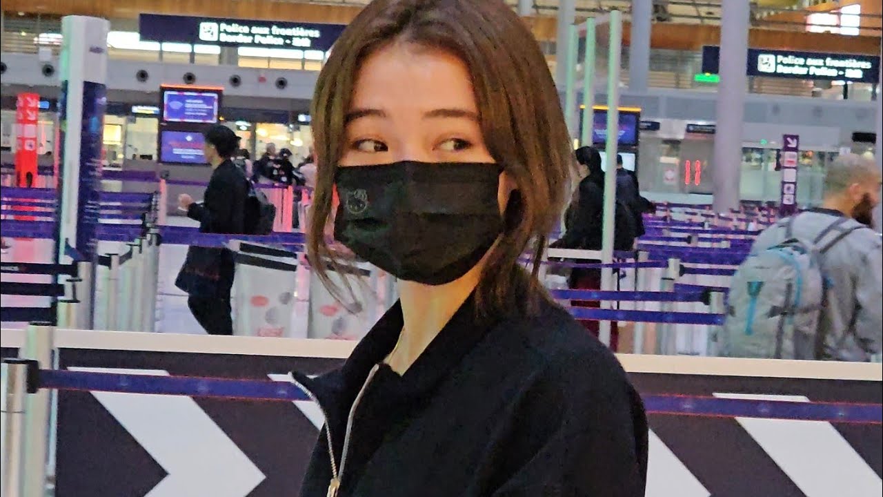 MEOVV Ella Gross 엘라 departure @ Charles de Gaulle Airport after the MiuMiu PFW Event