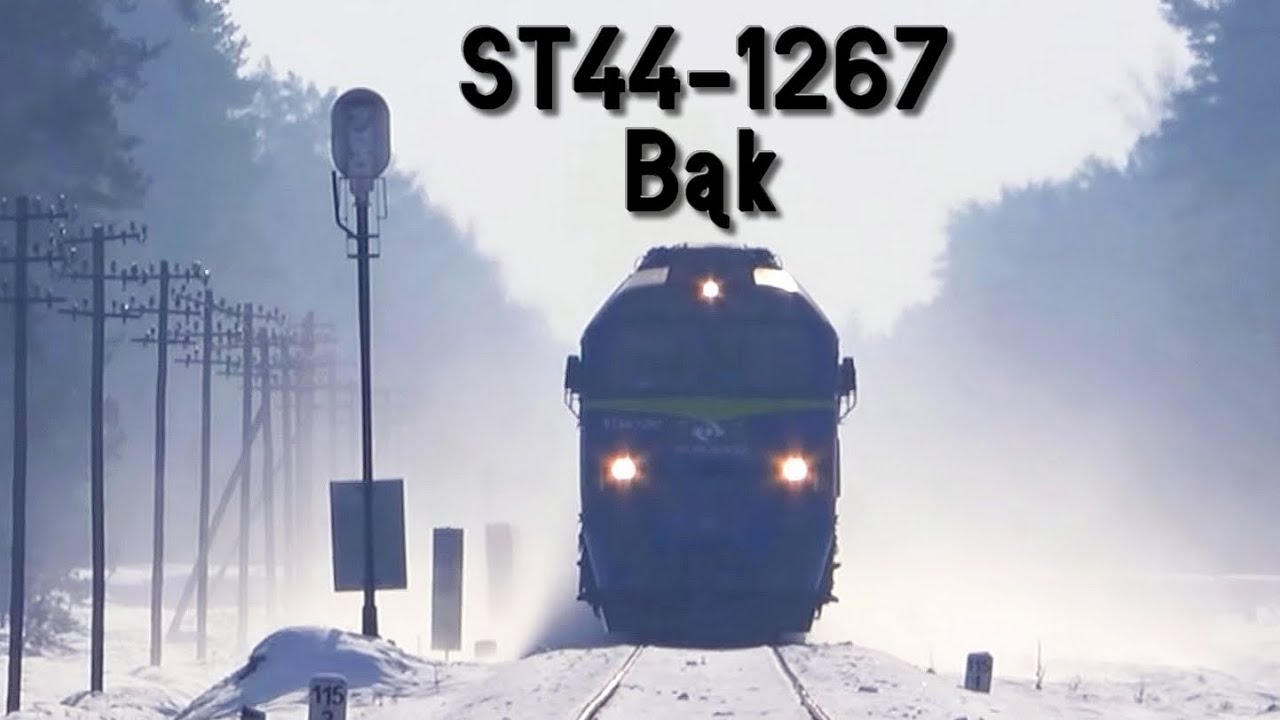 Pędzący ST44-1267 w bajkowej scenerii zimowych Bor&oacute;w w Bąku // ST44-1267 in wintery vibes at Bak