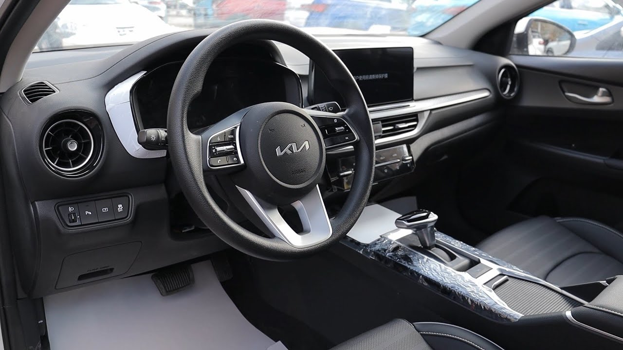 Обзор салона Kia K3 белого цвета 2025 года