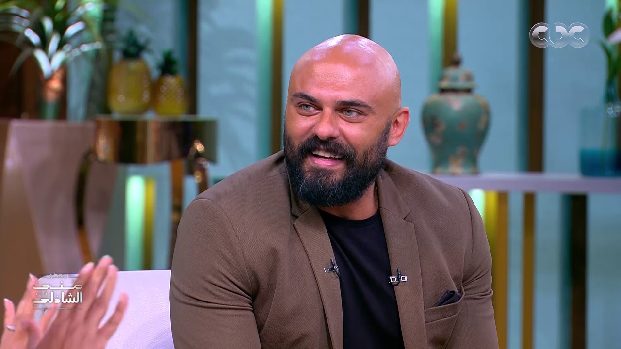 أحمد صلاح حسني يتحدث الألمانية ويقلد آل باتشينو بالإنجليزي ويفاجئ منى الشاذلي