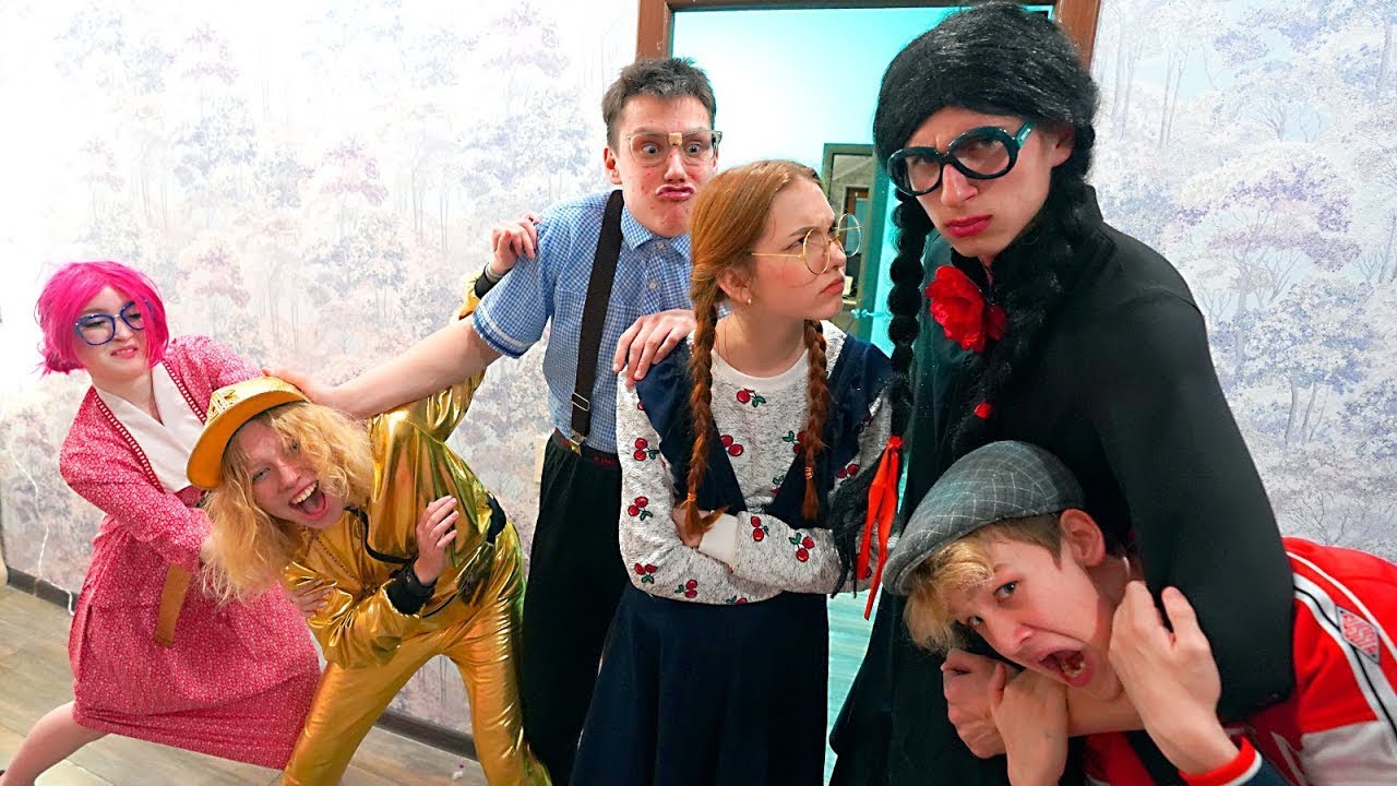Nerd vs UMNOVA ⚡ ¡DEBE HABER SOLO UNO! ACADEMIA DE MONSTRUOS | Somos Amigos