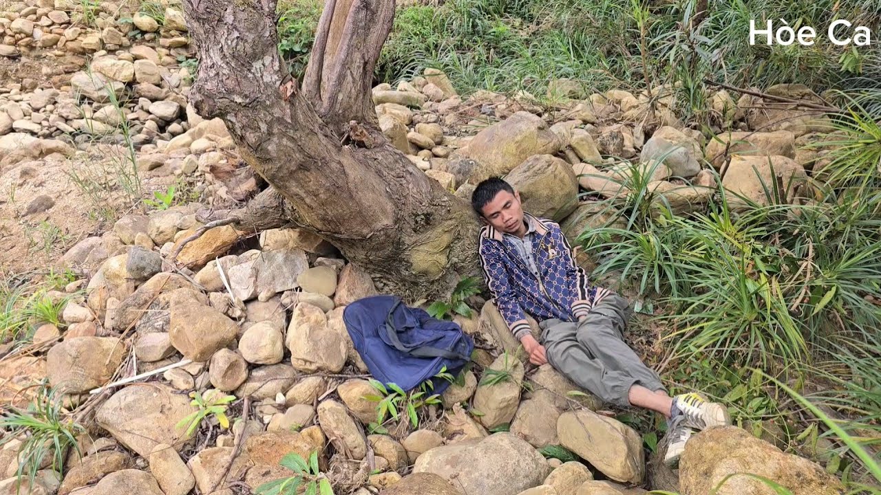 The wandering young man went looking for his family, saw an abandoned house and went in to rest