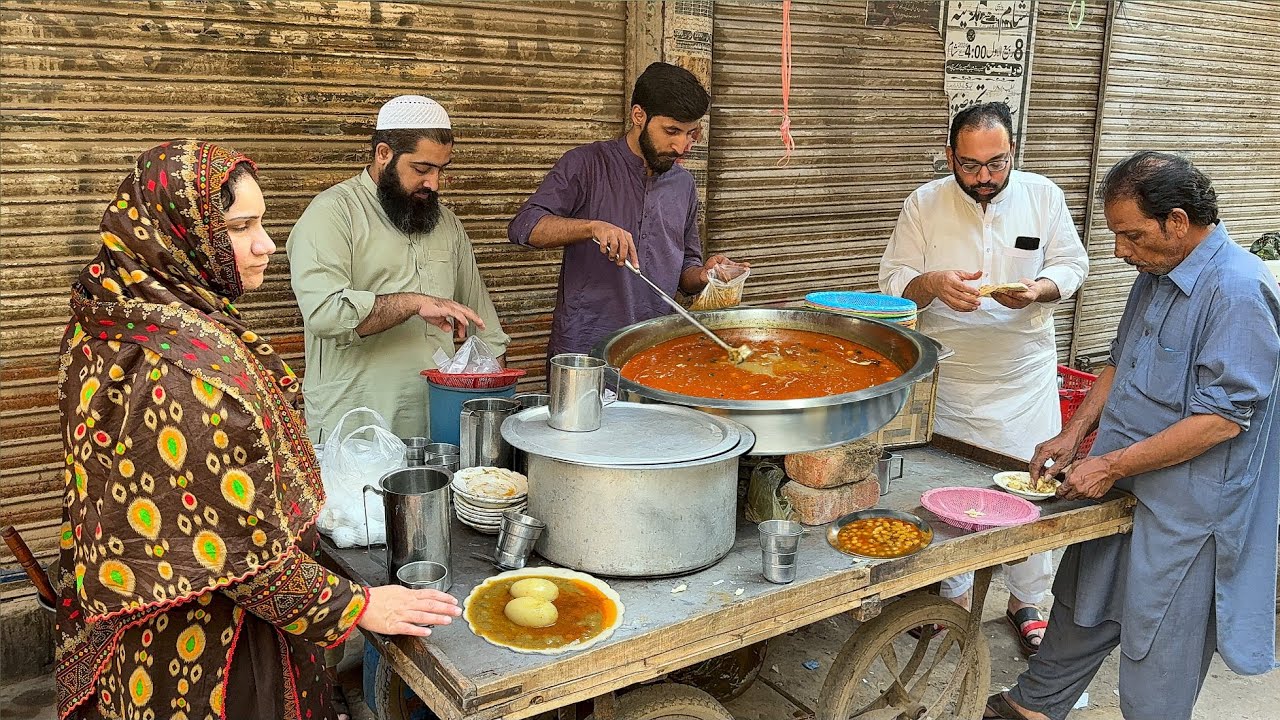 100/- Rs - 50 YEARS OLD HAJI HABIB CHANAY BREAKFAST | STREET FOOD PAKISTAN |CHANAY CHOLAY  BREAKFAST
