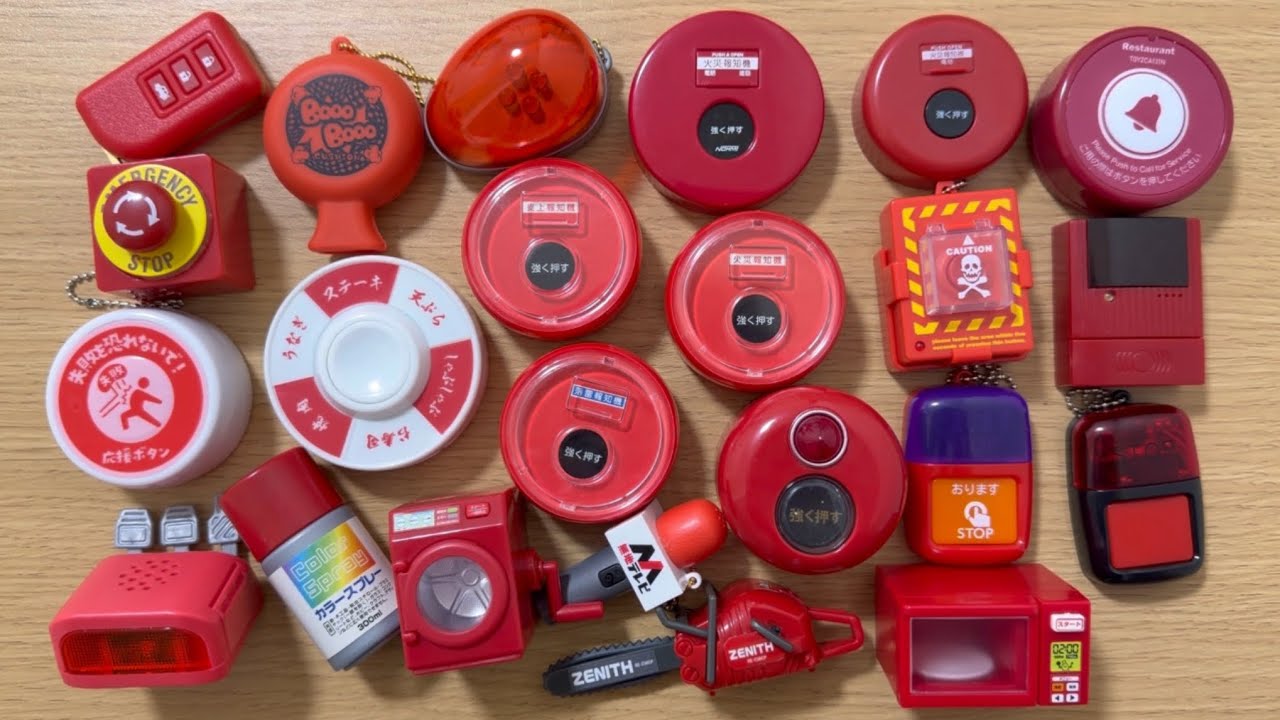 いろんな音が鳴る赤色のガチャガチャA red gachapon toy that makes various sounds