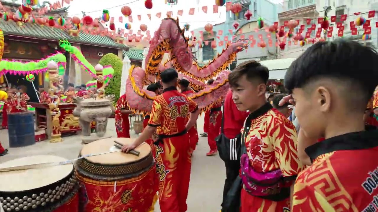 Múa lân sư rồng 28 Tết tại Chùa Bà Bình Dương
