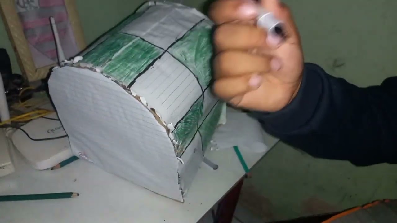 terminando de fazer minha máscara do Chaves de papelão