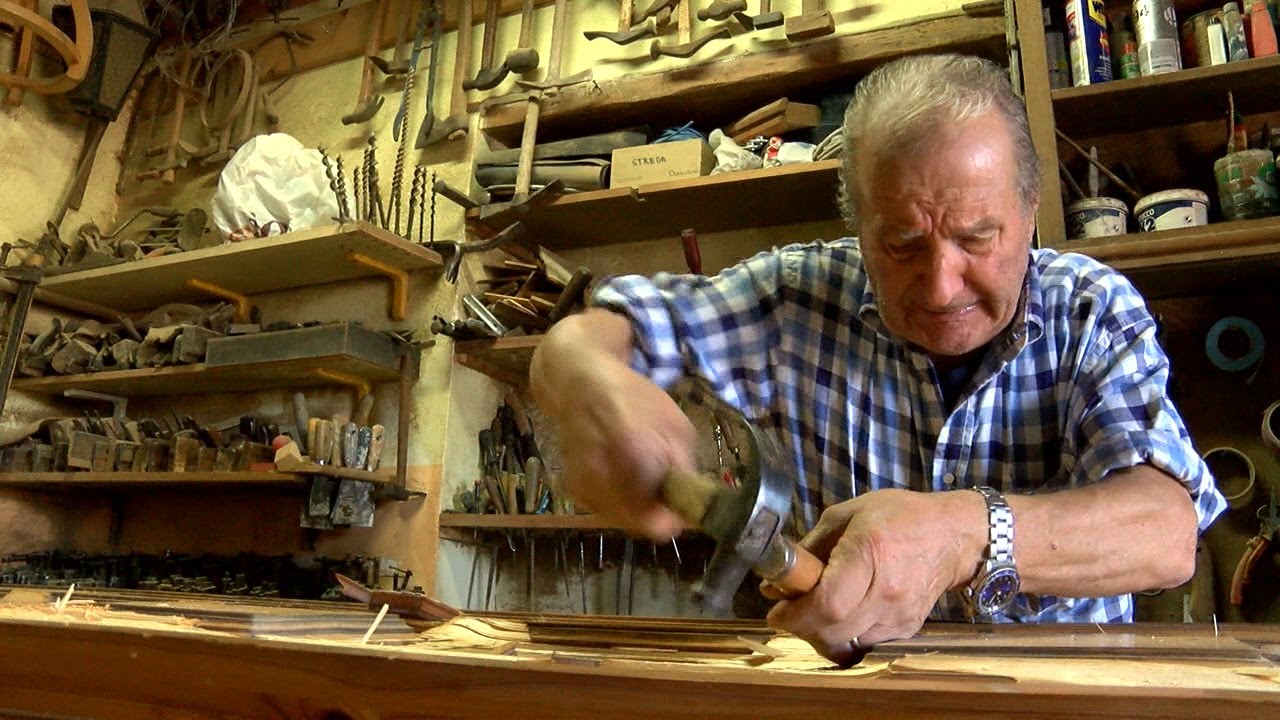 Avellino. Tra raspe e sgorbie. La storica bottega di Mast'Antonio 'o falegname. Lo speciale