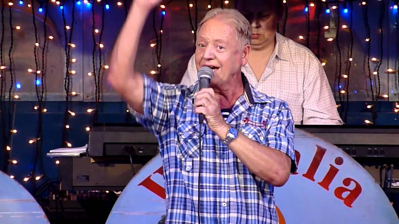 Westfalia Raoul canta el Famosa cancion Como una ola a bar Westfalia Playa del Ingles Grancanaria