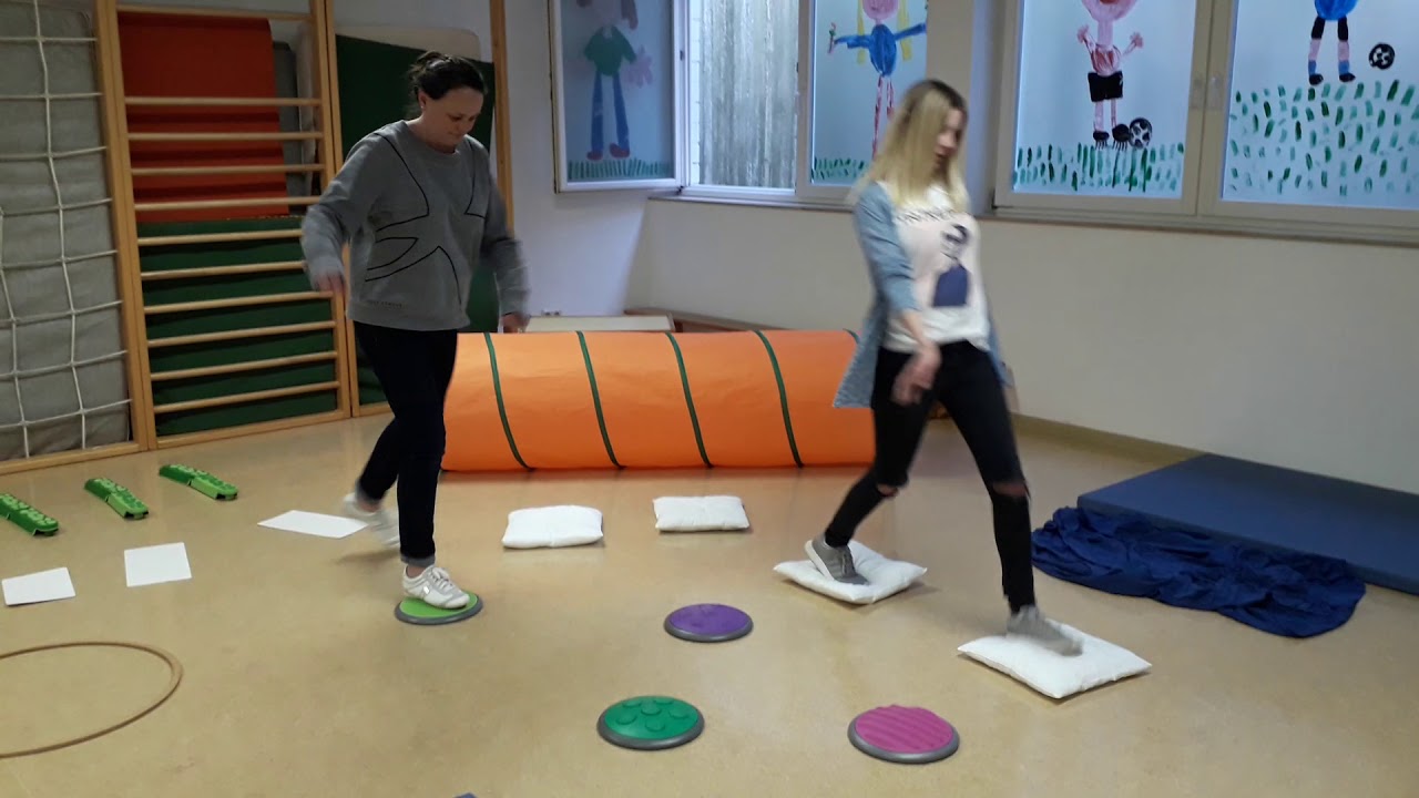Turnen mit einer Bewegungslandschaft - es wird sportlich