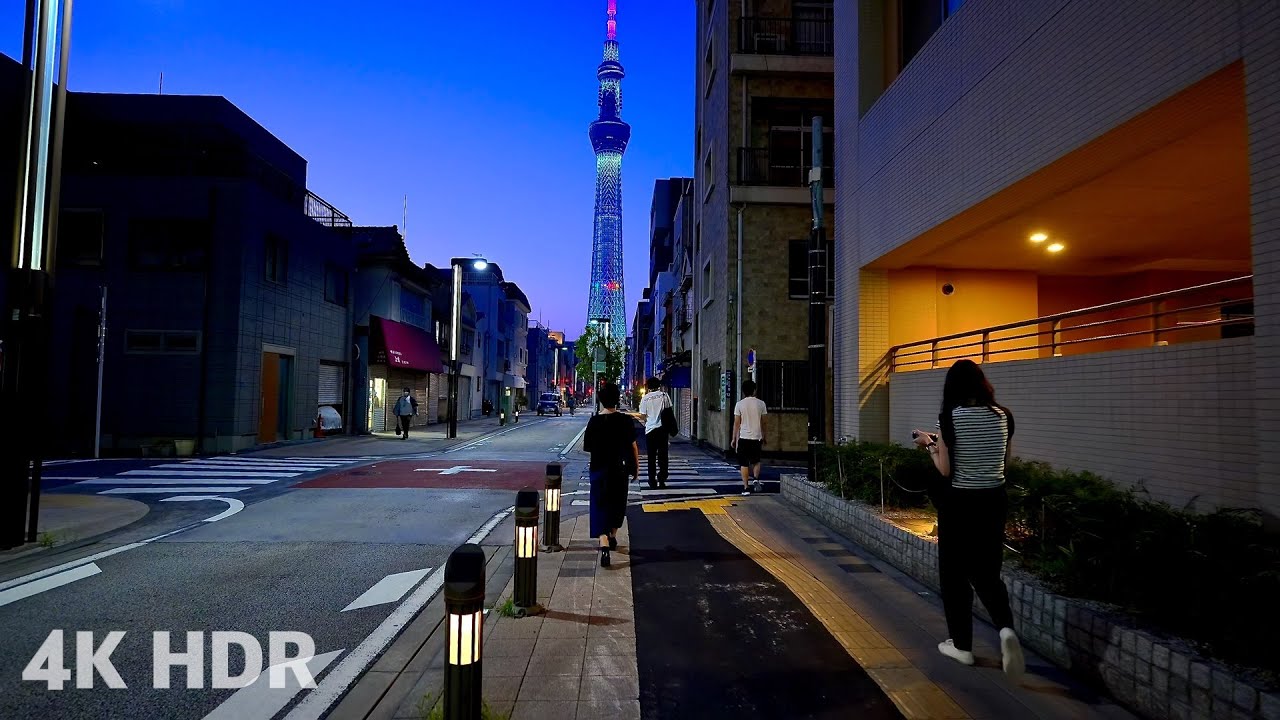 Летняя ночная прогулка к Tokyo Skytree по местным улицам