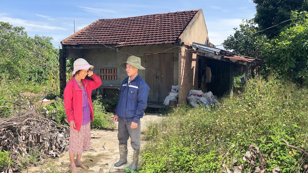 Пожилая женщина, живущая одна, расплакалась после того, как незнакомцы убрались в ее доме