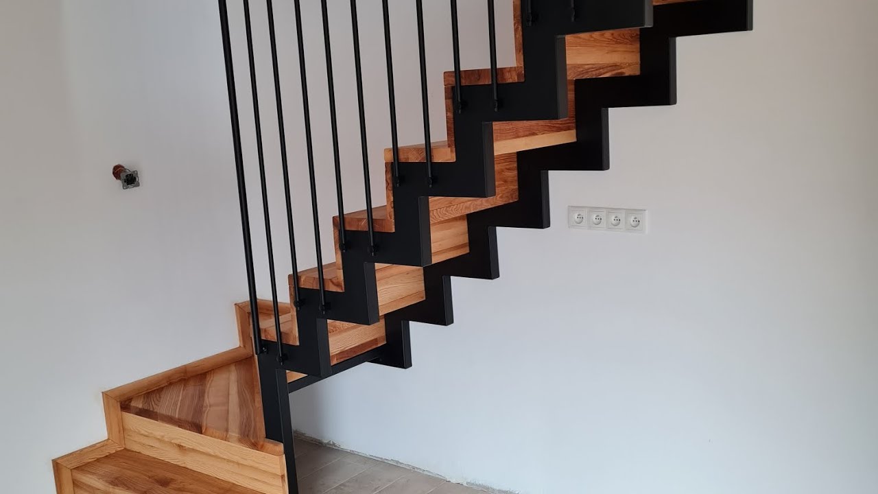 Montaż schodów z jesionu konstrukcja metalowa pionowe lamele loft czarne rurki Poznań Mosina Stęszew