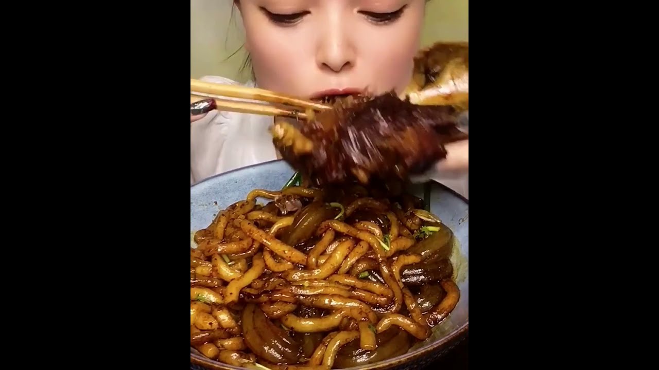 Eating braised big bone and noodles
