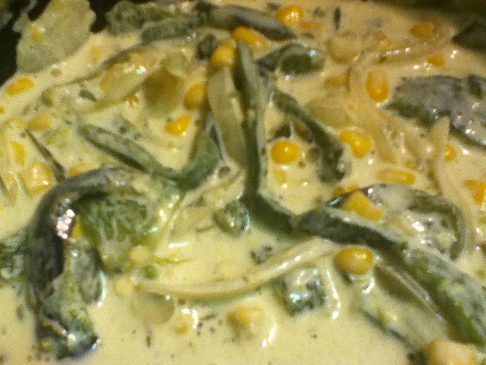 RAJAS  DE CHILE POBLANO CON ELOTE Y CREMA