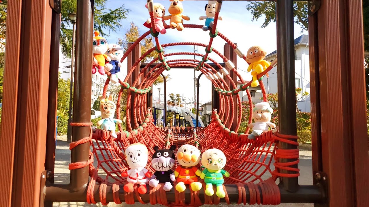 アンパンマン！おもちゃ　アニメ☆キリンさんの公園でかくれんぼ♡みんな、どこにいるのかな？ながーいすべり台があったよ♫ Hide and Seek in the park 【すべり台】【麒麟】【キリン】