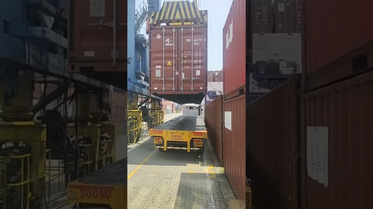 container loading at vallarpadam container terminal