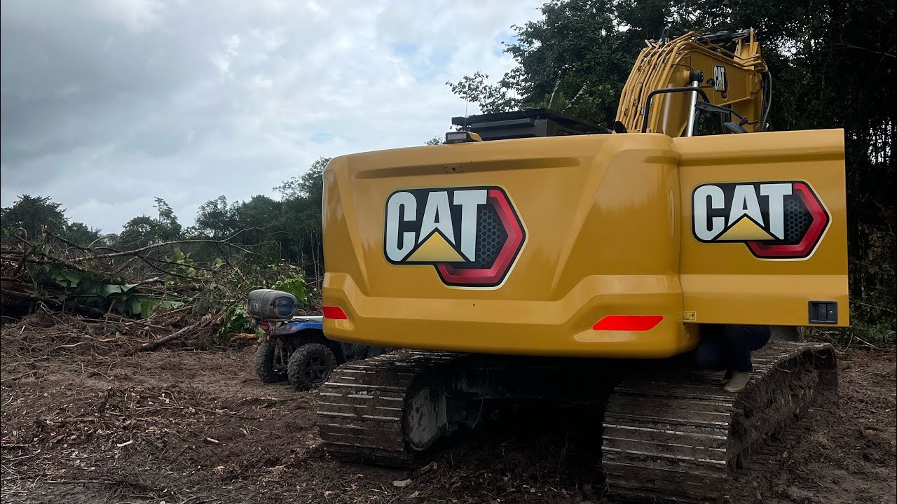 Desmatamento de fazenda - Caterpillar 320 GC