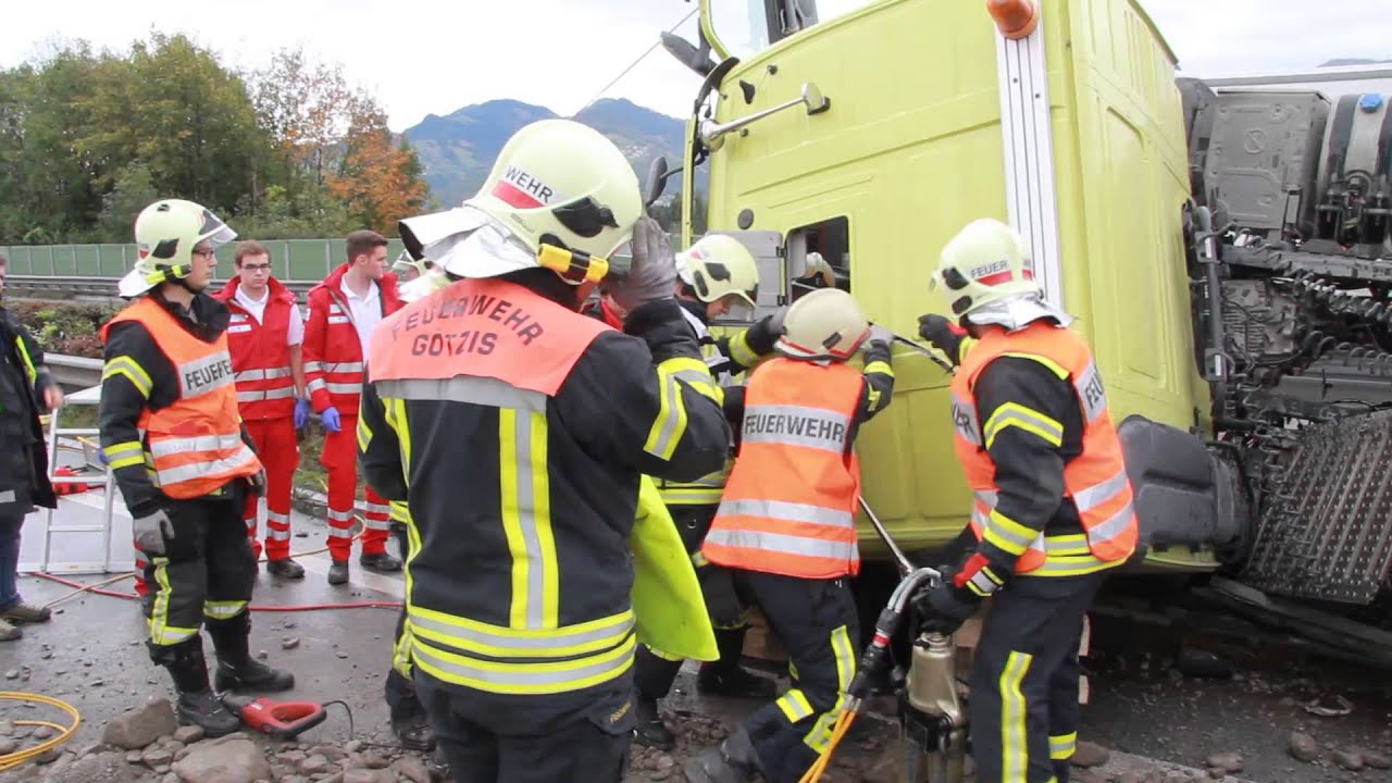 Lkw-Fahrer bei Unfall auf A14 eingeklemmt