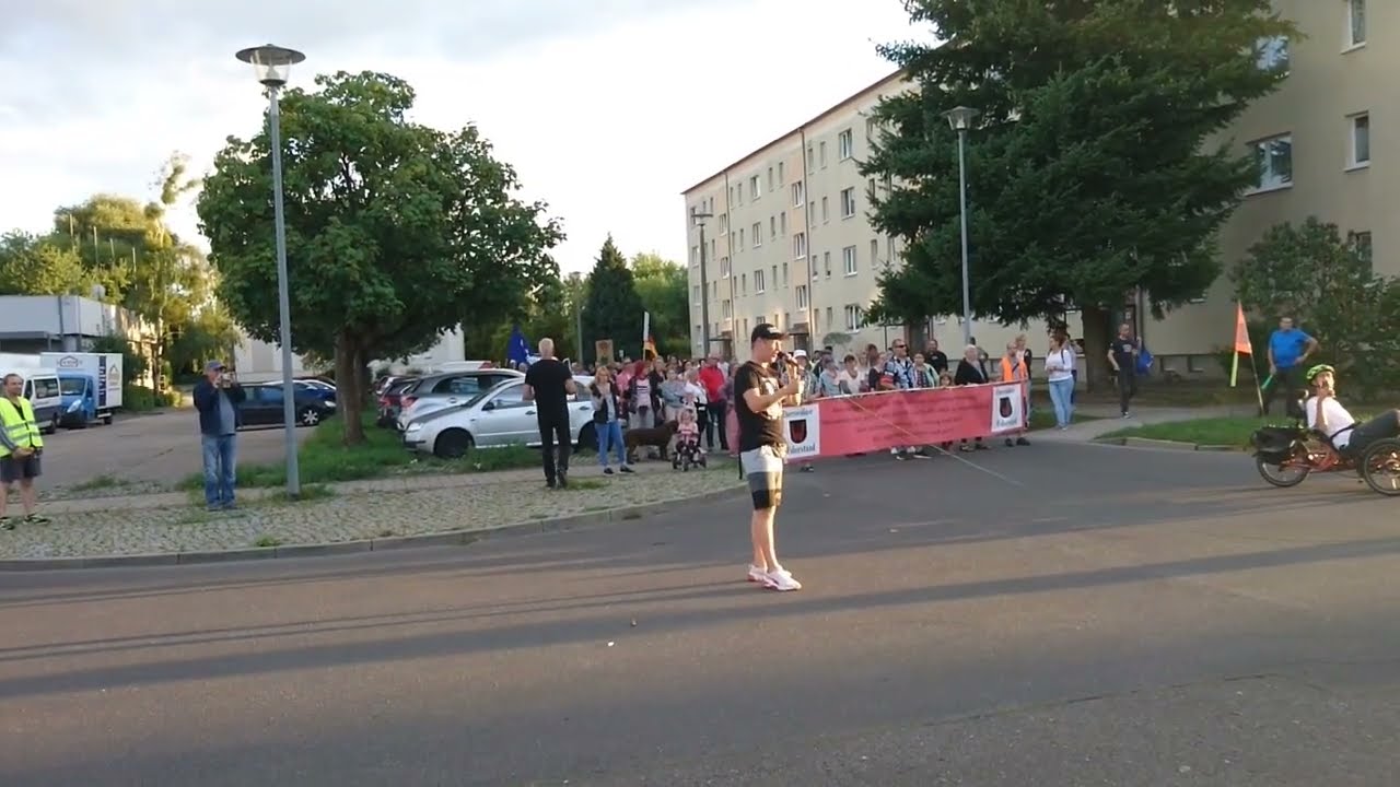 Diddi spricht zu den Bewohnern vom Leibnitzviertel in Eberswalde