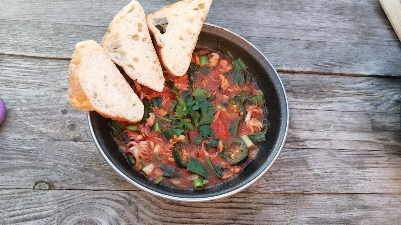 Pulpo Tapas Tintenfisch mit Tomaten knoblauch Soße Spanisches Gericht