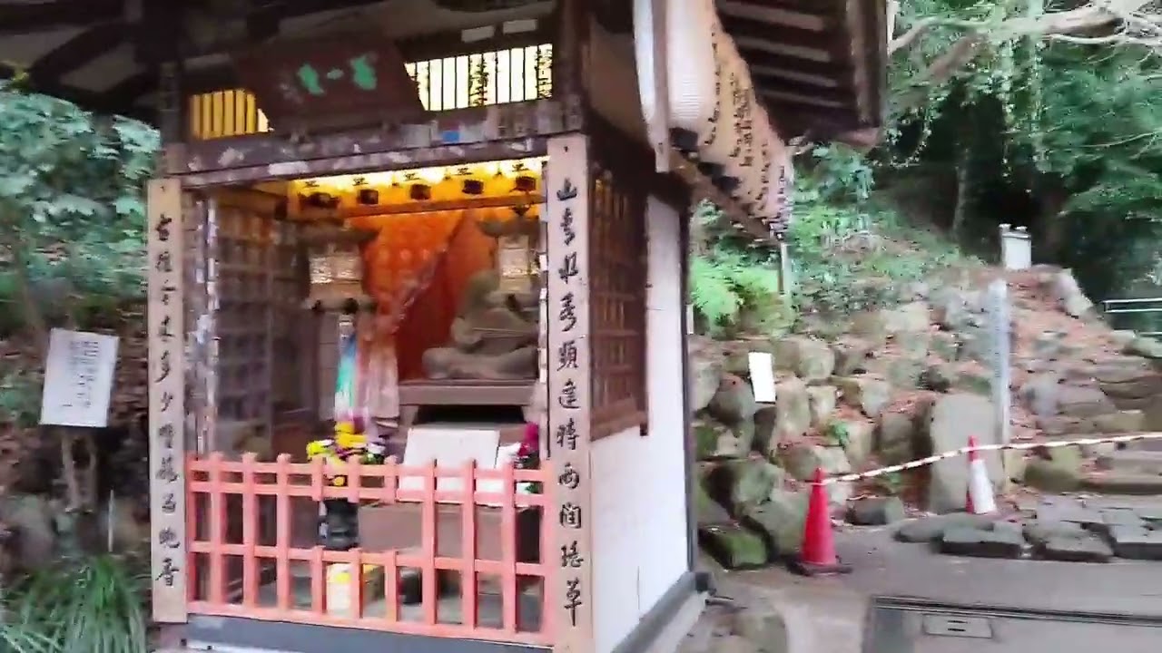 耳なし芳一の芳一堂と平家一門の墓　（下関市　赤間神宮）