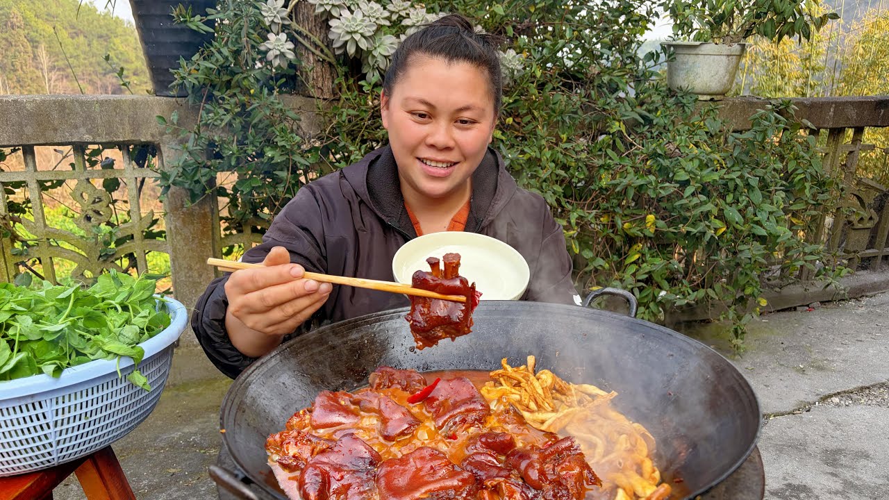 炖一锅香辣的红烧猪脚，配着豌豆尖太好吃 Braised pork trotters, paired with pea sprouts, are delicious