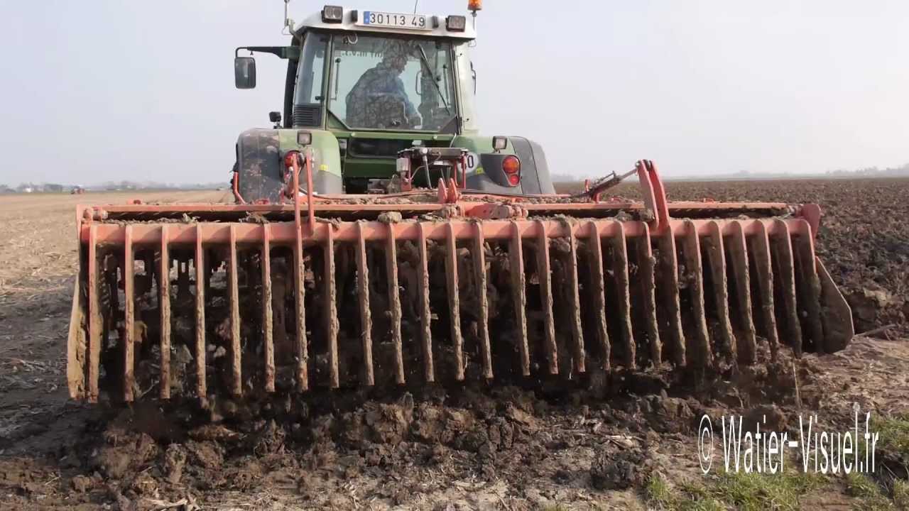 Travail du sol avec une machine à bêcher Tortella
