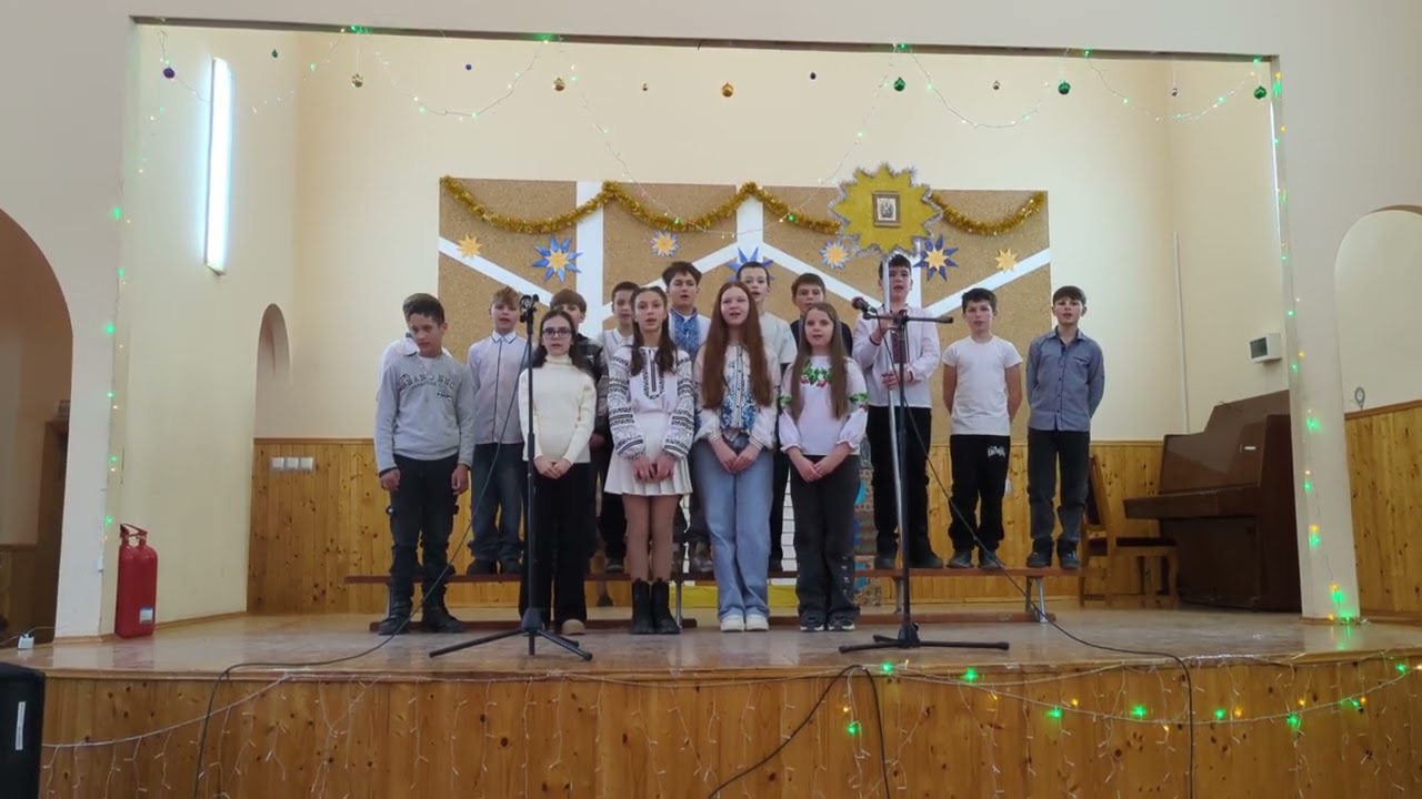 Колядують учні 6-Б класу. Воробець А.І.