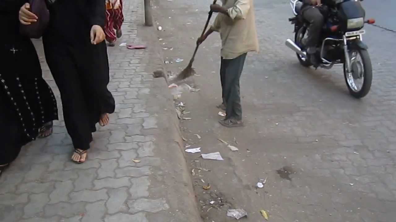 Dust conditions for pedestrians while street sweeping
