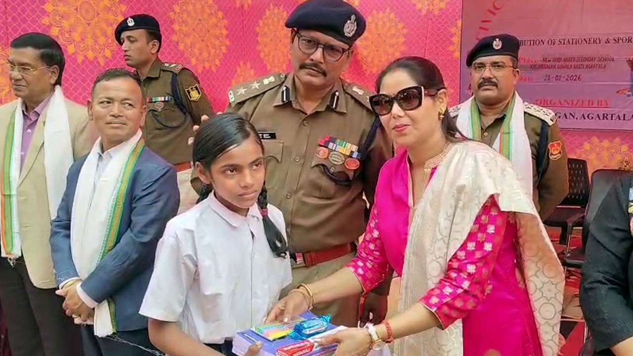 CRPF 124 Battalion ni Luwajijakma bai New Hindi H.S School oh Civic Action Program Khlaijakha