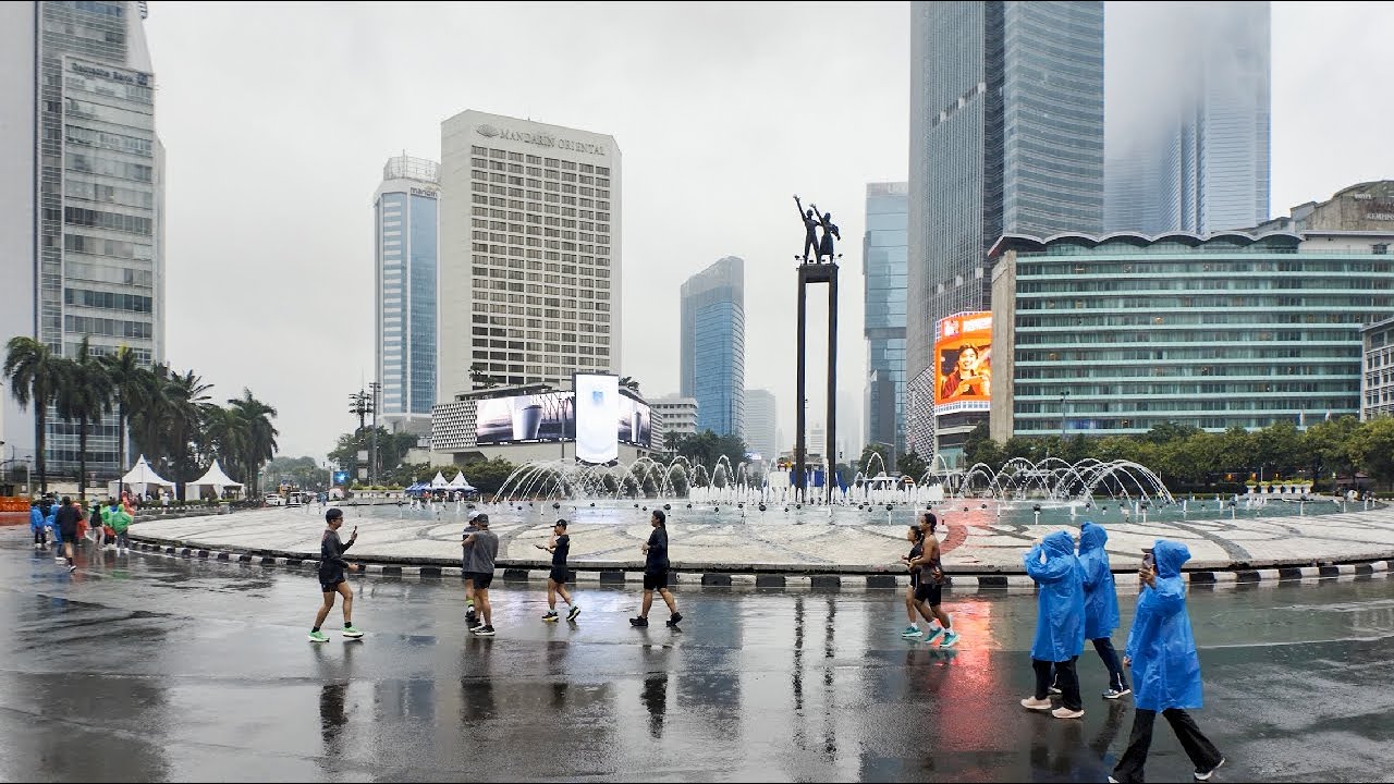 4K | Hujan Lagi, Hujan Lagi… CFD Jakarta Tetap Ramai