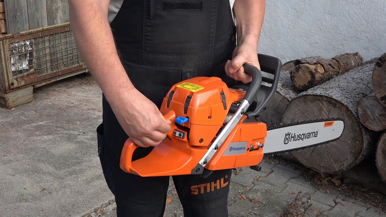 Husqvarna Motorsäge 390 XPG eine Ausführliche Beschreibung wie die Säge richtig bedient wird.