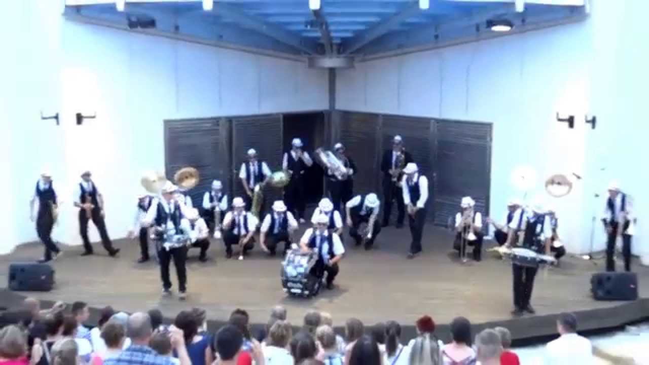Bieranjas - Let me entertain you