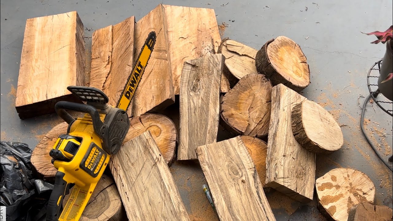 Desdobrando madeira com motosserra a bateria dewalt flexvolt eletrosserra dewalt DCCS670B