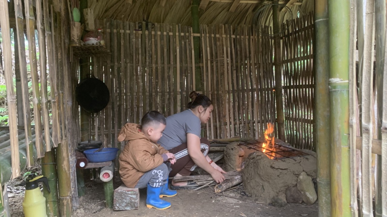 Building a life alone - A single mother makes her own stove from stone and clay.