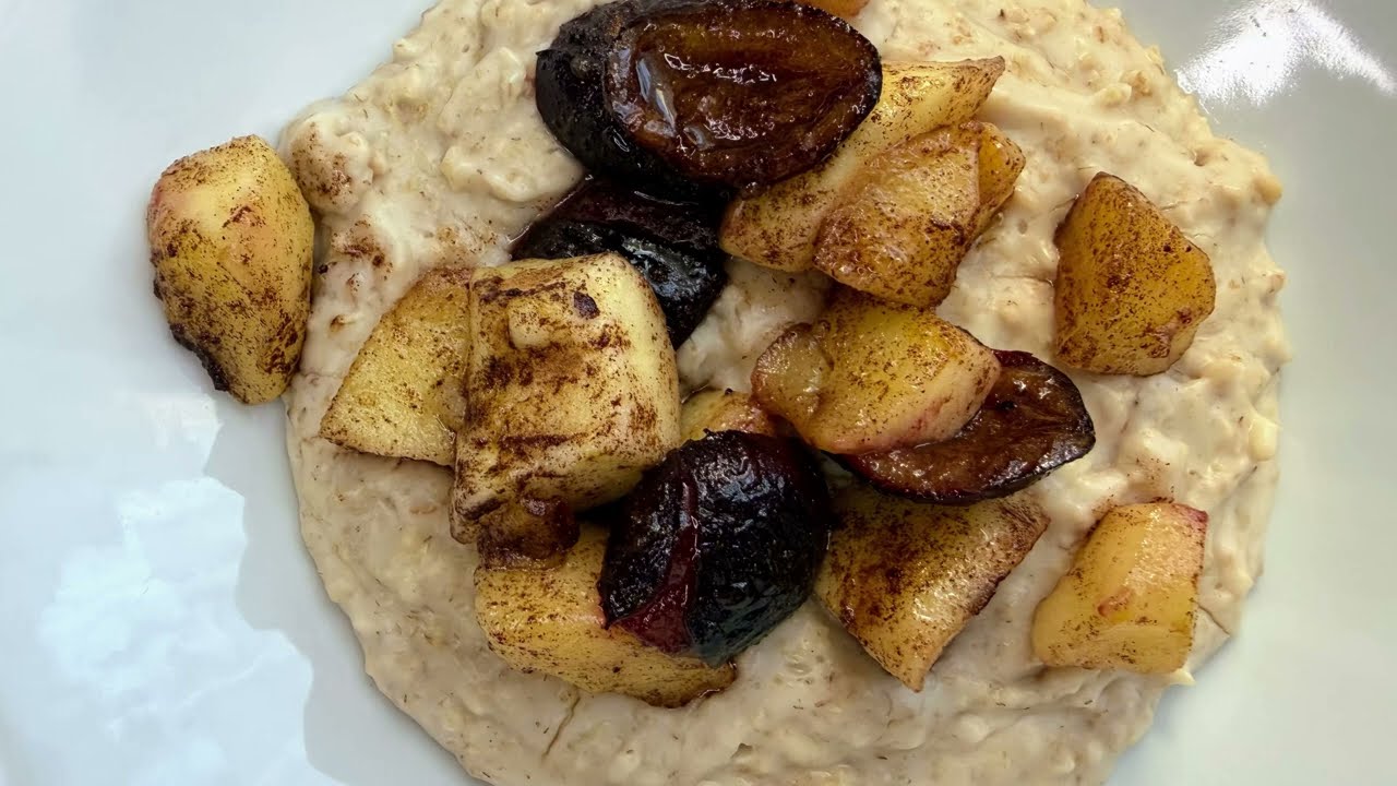 🥣 Owsianka z jabłkiem, śliwkami i cynamonem