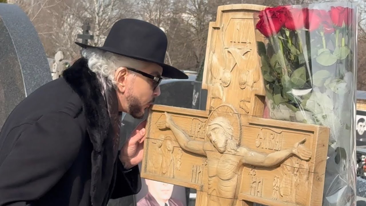ЦЕЛУЙТЕ КРЕСТ ! ФИЛИПП КИРКОРОВ С ДЕТЬМИ ПРИЕХАЛ НА МОГИЛУ ОТЦА | ТРОЕКУРОВСКОЕ 18.03.2026