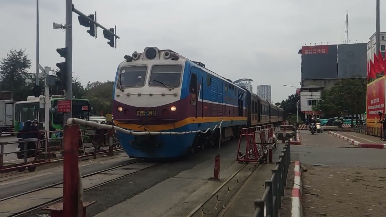 D19E-944 kéo tàu SE20 qua chắn Kim Liên (14/3/2026)(@HaiPhongRailwaysTrainsporter, @CKD7F0024)