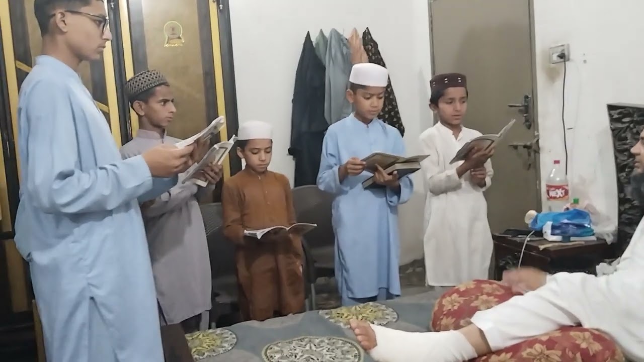 بچوں کو مشق کرواتے ہوئے