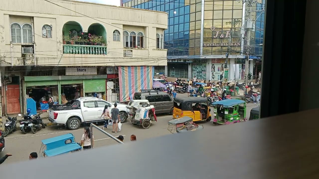 Kain sabay tingin sa baba medyo maraming namili at traffic sa daan