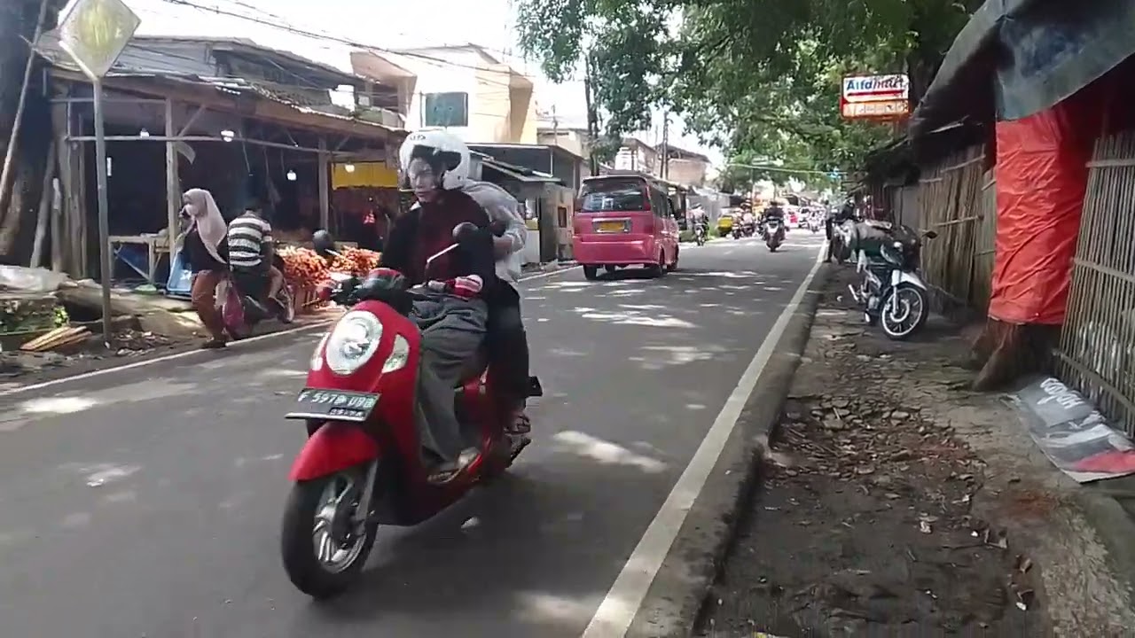 Jalan raya Sukaraja sangat ramai kendaraan bermotor 