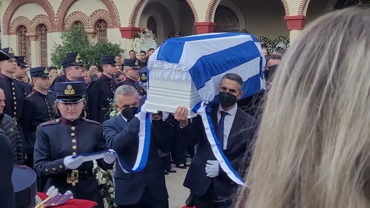 Βουβος πόνος και οδύνη στην κηδεία της 21χρονης Κλαούντιας - Τραγική φιγούρα η μητέρα της