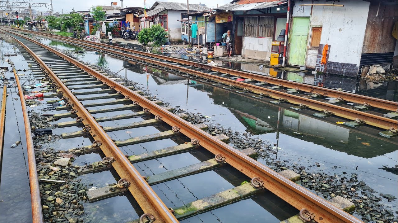 Jika BANJIR JAKARTA Tidak Diselesaikan, Maka REL Kereta Ini AKAN Semakin TENGGELAM !
