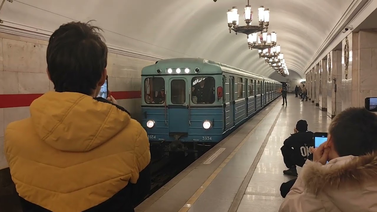 Ретропоезд едет обратно в Автово .Станция Нарвская.