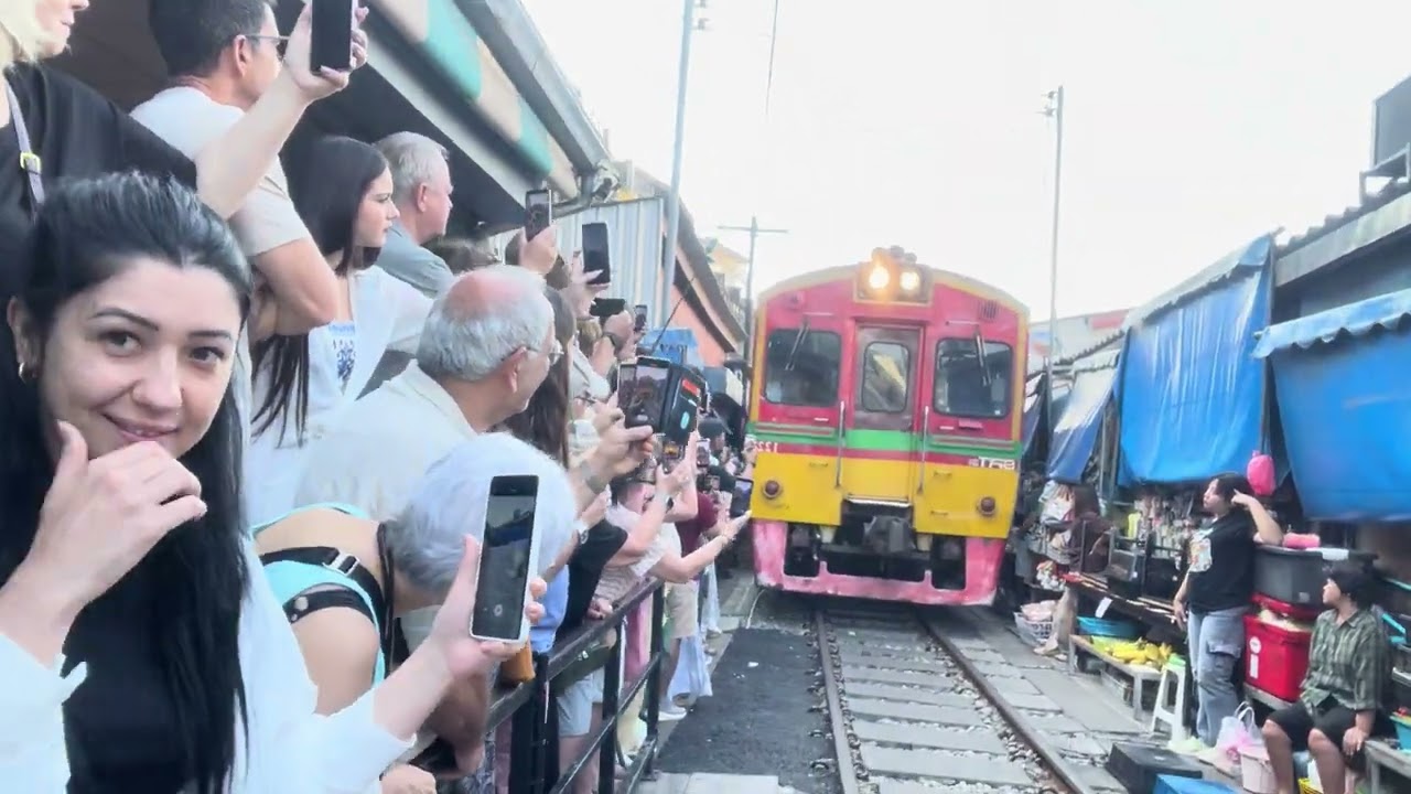 Ждём поезд на рынке открывающихся зонтов 🌂🚂 Необычное место в Таиланде