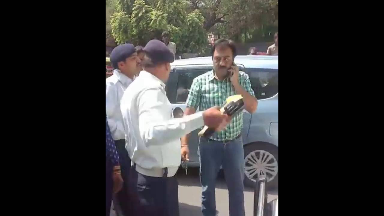 Delhi Traffic Police Fight www.topamazingnews.com