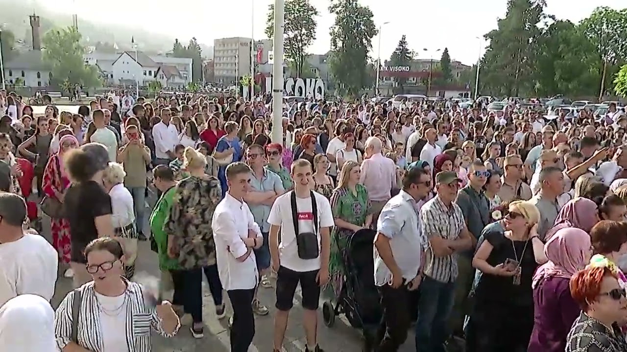 UPRILIČEN SVEČANI DEFILE 60. GENERACIJE MATURANATA GIMNAZIJE 